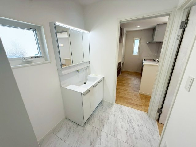 シンプルで使いやすい暖房・温水シャワー洗浄機能付きトイレは標準装備です！