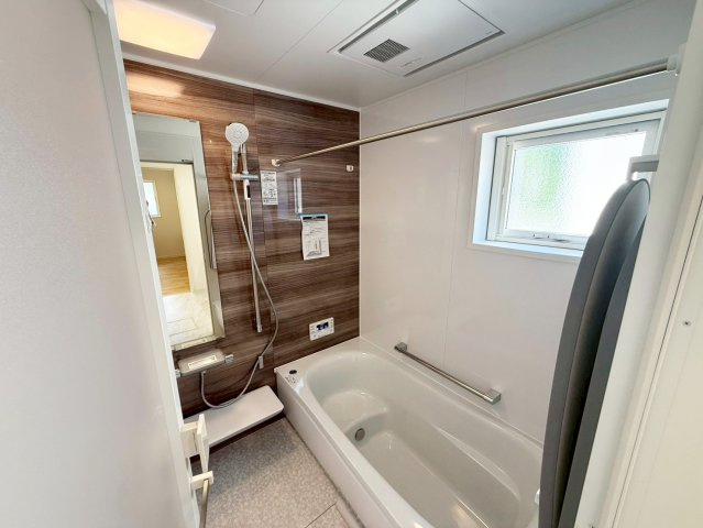 シンプルで使いやすい暖房・温水シャワー洗浄機能付きトイレは標準装備です！