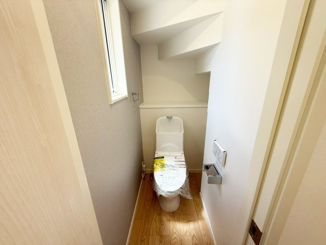 収納力たっぷりのウォークインクローゼットのある洋室。