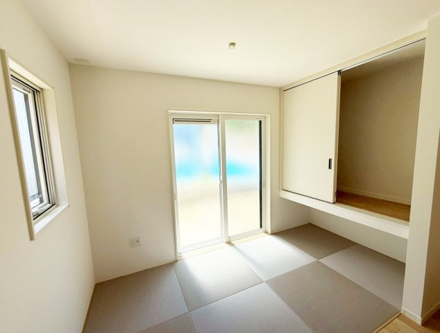 落ち着いた色合いの壁面が特徴の浴室。ゆっくり寛ぐ事の出来る空間です