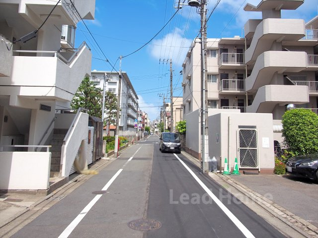 見通しが良くすっきりと整備された前面道路！車通りも落ち着いており小さなお子様とのお散歩も安心です♪