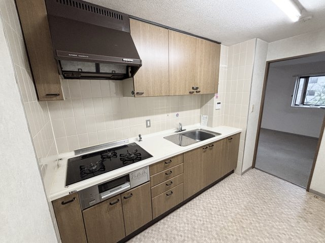 システムキッチンは既存設備をそのまま活用することも可能です！水栓器具（令和8年8月交換済）、ガスコンロ交換履歴有