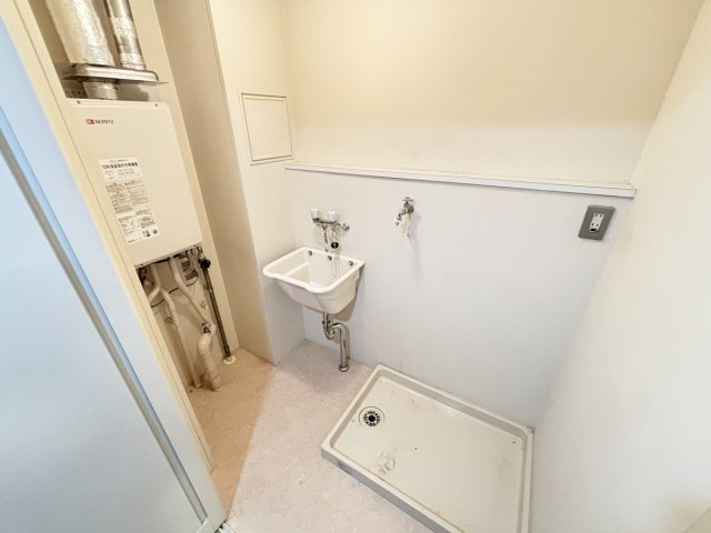 洗面室内にはスロップシンク、洗濯機置き場もございます！給湯器は交換履歴有！まだまだ長期使える2024年製です！（2025年2月工事）