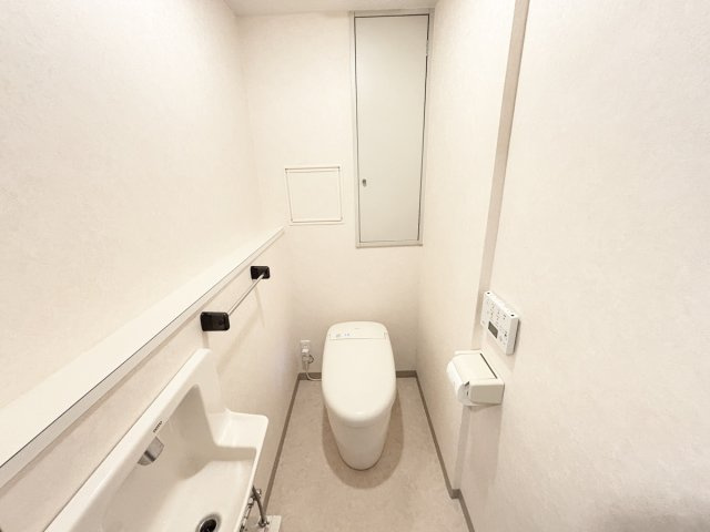 トイレはリフォーム履歴有♪それもタンクレスタイプ”TOTOのネオレスト”です！