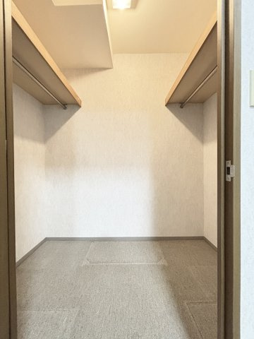 洋室9.3帖のお部屋には約1.9帖のウォークインクローゼットがございます！