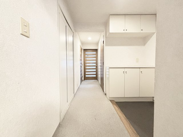 廊下にも収納があります！収納の多いお部屋ですので、スッキリお使いいただけます！