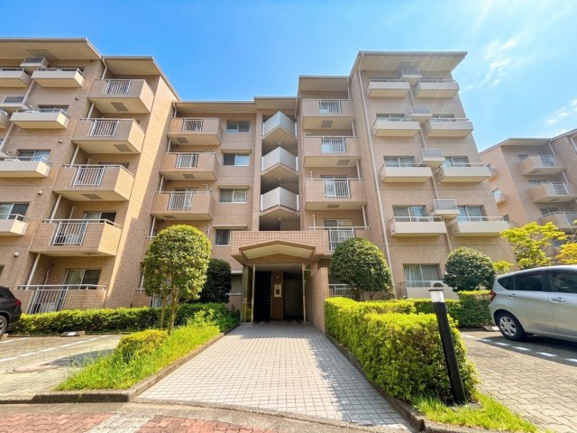 リクルートコスモス分譲！全220戸の大規模マンション！遊歩道に直結しているので、小・中学校への通学路も安心です♪