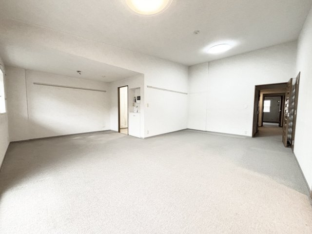 リビングは勾配天井で天井が高い設計になっているので、とても開放感のあるリビングです！ただでさえ広い23.9帖のリビングが更に広く感じるかと思います♪