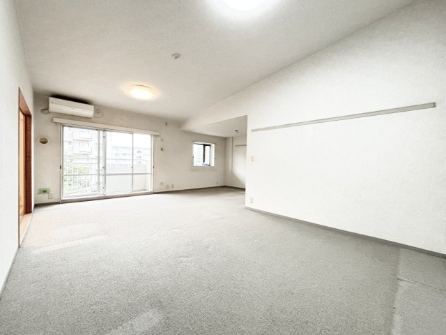 奥行き、横幅も十分な広々リビング♪大きめな家具でもスッキリと配置できそうな広さです♪