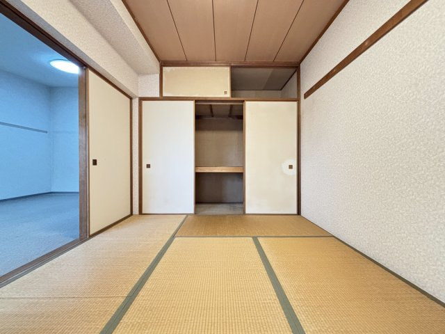 リビング横は和室になっているので、すぐに横になれます！小さなお子様のいるご家庭にも嬉しい間取り配置かと思います！