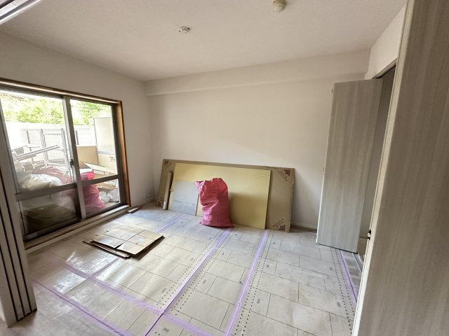 大きな窓からたっぷりの日差しが降り注ぐ明るい室内です。目覚めの良い朝を迎えられそうですね。