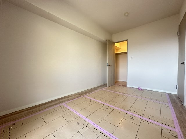 開き戸の居室は主寝室や子ども部屋、書斎など、ライフスタイルに合わせて柔軟にお使いいただけます。