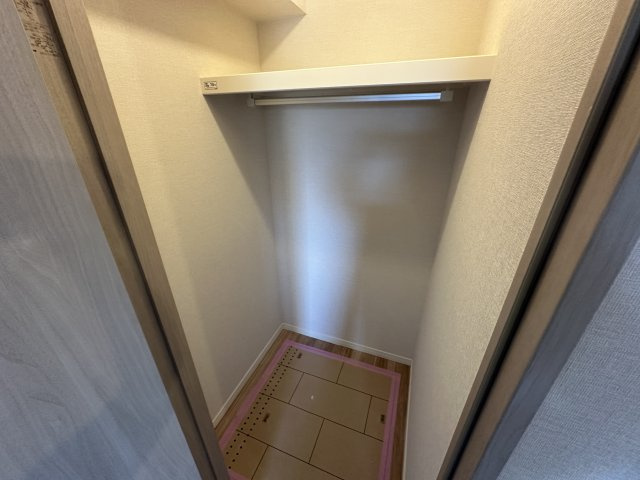 枕棚があるウォークインクローゼットは多様なお洋服の収納にも対応しやすく大切なお洋服をきれいな状態で収納できます。