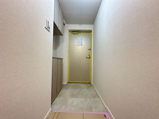 木目調のシューズボックスが落ち着いた印象の玄関です。シューズクロークは鍵や写真が置けて利便性も◎