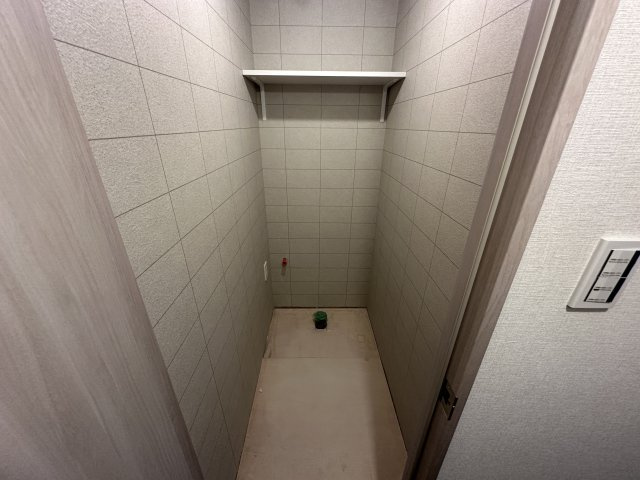 トイレ設置場所です。上部棚板付きなので消耗品置き場に重宝しますよ。