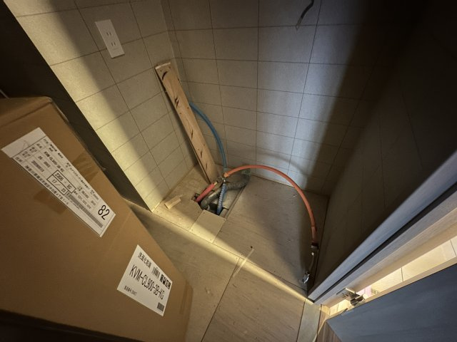 新規設置の独立洗面台置き場です。