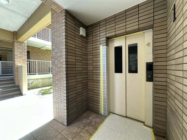 エレベーターを完備したマンションです。エントランスもバリアフリーなのでベビーカーでおでかけにも安心◎