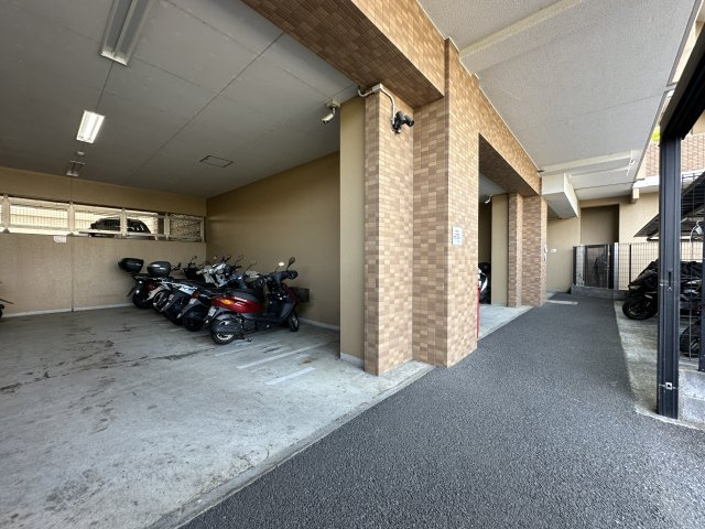 雨や直射日光から愛車を守る屋内バイク置き場です。劣化を防ぎ雨の日の乗り降りにも困りませんね