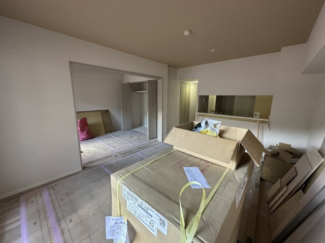 LDKと隣接した洋室は、リビングを広く使う事もできるので汎用性が高い間取りになってます。