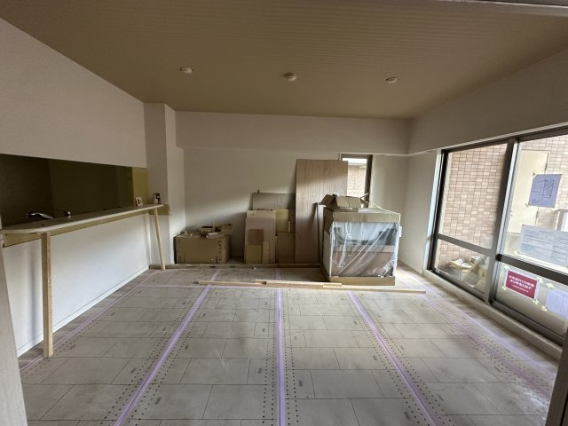 角部屋ならではの2面採光のリビングです。広々とした専用テラスに面していて開放的で居心地も◎