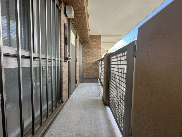 プライバシー性も確保される専用玄関ポーチ付きの住戸。ベビーカー置き場など色々使えそうです。