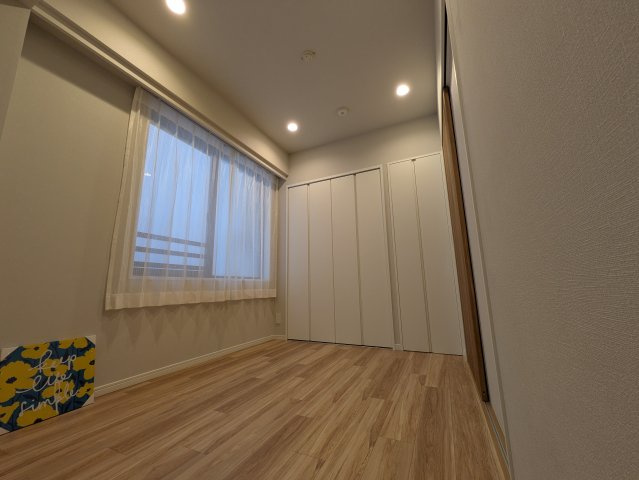 約4.2帖の洋室は間仕切壁一面が収納部分になるので物が溢れる事なく使えます！ベッド・デスクのレイアウトができる実用性高いお部屋です。お子様部屋やワークルームに使いやすいお部屋です！