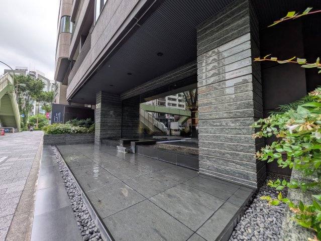 エントランス外構には水盤があり、建物内のロビーまで流れ込みます！数々のタワーマンションを手掛けた（株）プロパスト旧分譲、大成建設（株）施工の名作レジデンスのひとつです！