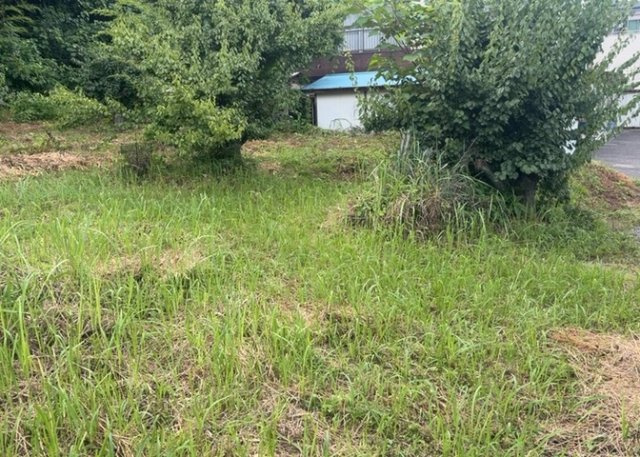 土地の面積＝住宅面積ではありません。建ぺい率の問題などで、土地のある場所によって住宅を建てられる面積は限られています。高さもしかり、「土地」という言葉の中には、建築条件も含まれると考えておきましょう。
