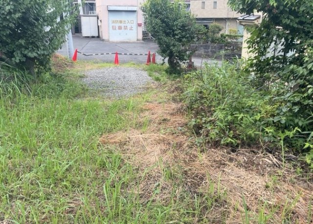 家を建てる場合、方位は要チェックです。現実的に日当たりのよい家ならばリビングは南側、建築基準法でも北側に当たる家への配慮は求められています。土地を見学に行く際は、方位磁針を持って行くようにしましょう。