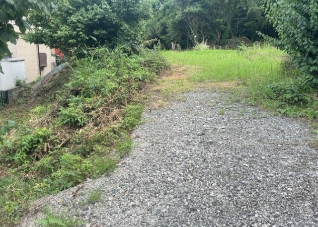 土地を買う際、住む地域の自治体や福祉の補助制度にも注目してみましょう。子供や老人の医療補助やゴミ出しのルールなど、自治体によってルールに大きな違いがあるため、暮らしやすい土地で判断するとよいでしょう。