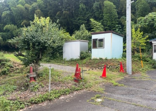 土地の前の道路に消火栓が設置されていることがあります。この場合、道路交通法第45条第1項により、駐車禁止の場所が指定されています。そのため、車庫などの駐車スペースをつくることができない場合があります。