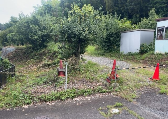 現地に行くなら、物件の周囲の地形がどうなっているかを見ることも大切です。周辺より低くなっている土地では、大雨などで水が集まりやすいため、地盤が弱くなっているということも考えられるため、注意が必要です。