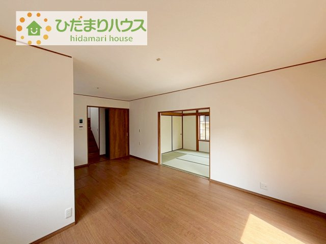 リビングの大きな窓からは、暖かな日の光が降り注ぎます・・・