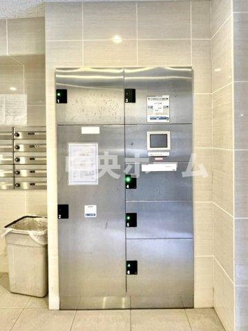 【宅配ボックス】在宅時・不在時に関わらず、居住者の代わりに非対面で宅配物を受け取ってくれる便利な設備です。わかりやすくご説明致しますので見学時にはお部屋だけではなく共用部分もぜひチェックしてください。