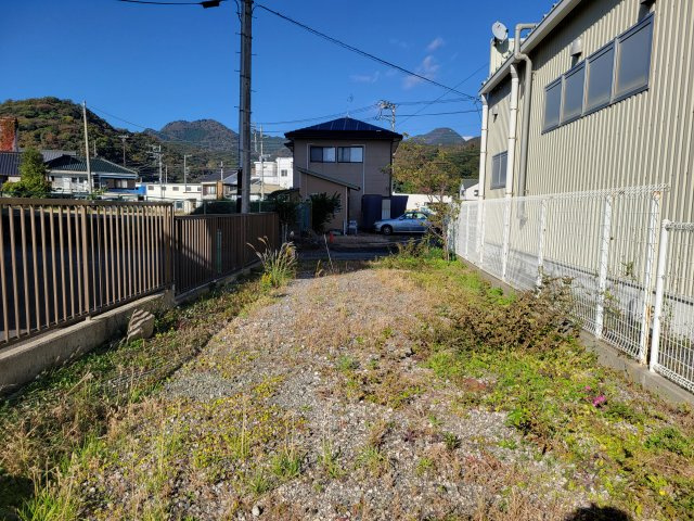 スーパー・ドラッグストア・コンビニまで車で10分圏内です。生活利便性の高い土地になっています。