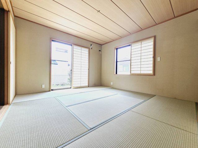 ■1階和室約8帖■2面窓■押入＋床の間あり