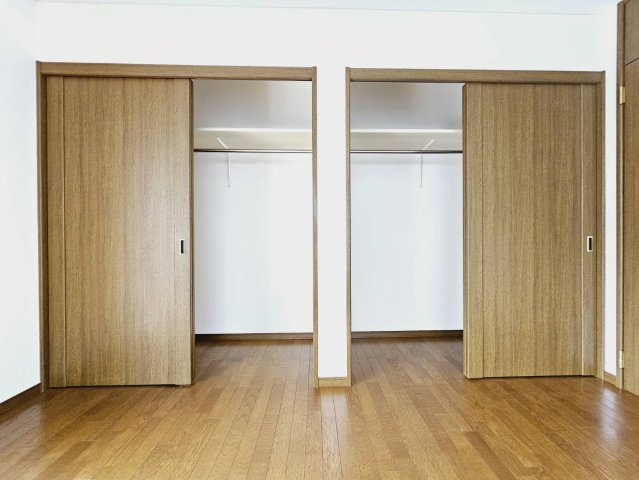 ■2階洋室約8帖のダブルクローゼット