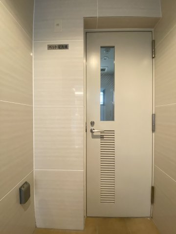 エントランス横、ペット足洗場があります、お部屋に帰るまでに汚れを綺麗にすることができるのはありがたいです♪