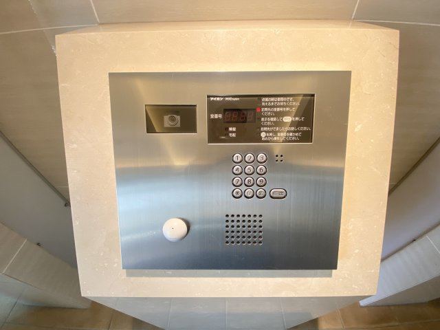 エントランスはカメラ付きのオートロックのため常に来客を把握することができます♪