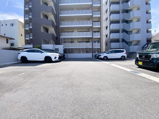 平面駐車場が南、北面ともにあり1住戸1台駐車場利用可能（月額8000円）