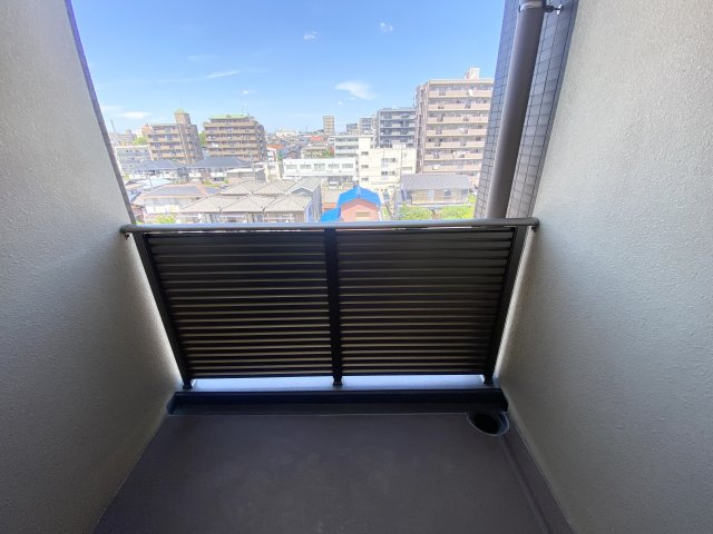 北面バルコニー、角部屋につき玄関側もバルコニーがあります♪また、前面に建物が無いので、北面のバルコニーも眺望良好ですよ♪