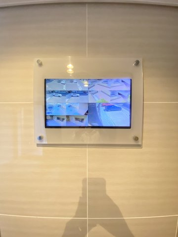エントランス内防犯カメラモニター、住人の方でも防犯カメラの様子が見れるので、安心です♪