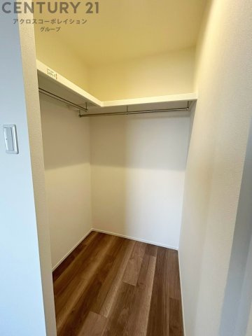 収納力が高く洋服や小物を整理しやすく、更衣室のように使え、部屋がすっきり保てます。収納の配置を自由に調整でき、換気性が良く防湿・防虫対策も可能。快適で機能的な生活空間を実現できます♪　