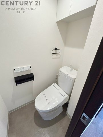温水洗浄便座付トイレは温水洗浄機能により、暖かい水でおしりを洗浄することができ、冷たい水を使う従来の便座に比べ、温水洗浄機能で暖かいトイレを提供し、快適な使用を可能にします。　