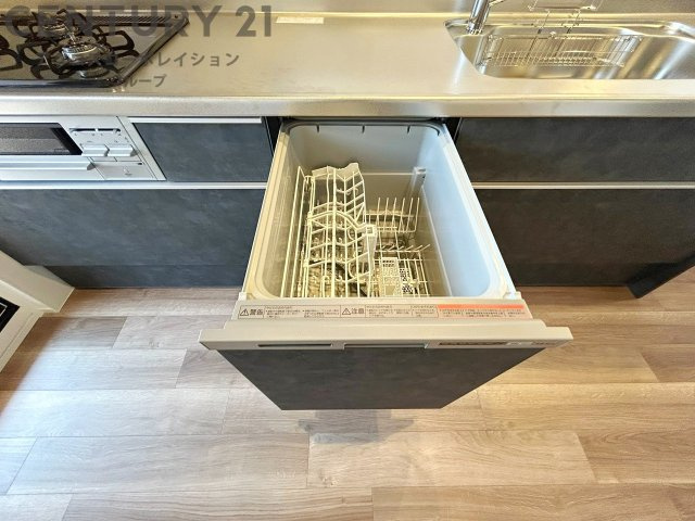 手洗いに比べて時間や労力を節約できることです。また、高温のお湯で洗浄されるため、雑菌や細菌を殺菌する効果もあります。さらに、乾燥機能があるため、手で拭く手間も省け衛生的に保管できます。　