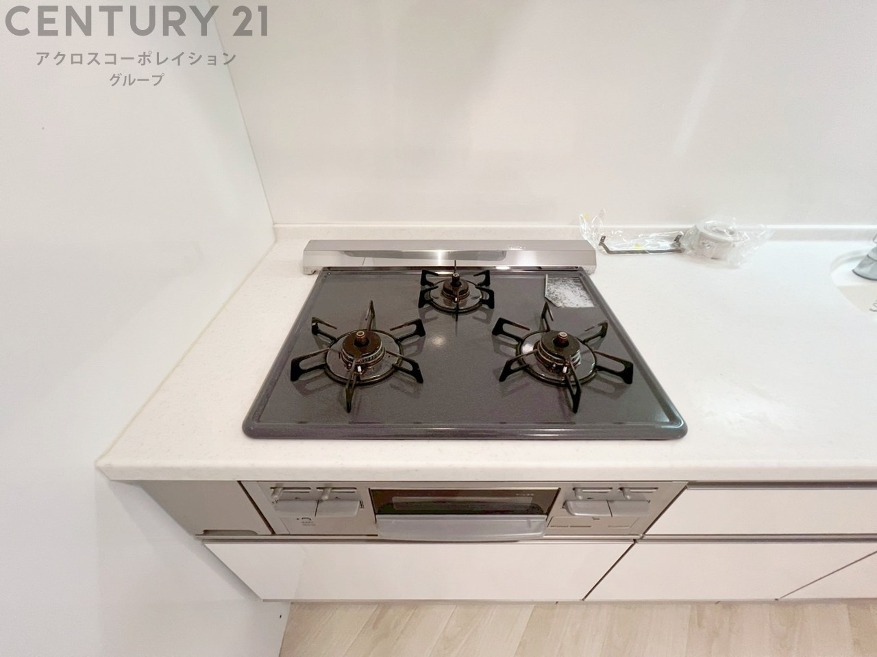 多数の調理器具を同時に使用でき、料理の効率化が可能。省エネで節約になり、様々な料理スタイルに適応できます。また、火力調整が独立しており、手入れや掃除もしやすく、今よりもっとお料理が楽しくなるかも。