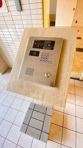 エントランスはオートロック付き