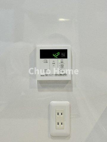 【給湯リモコン】外での一日を忘れさせてくれるオートバス機能でお好みの湯量・温度に調整された浴槽。