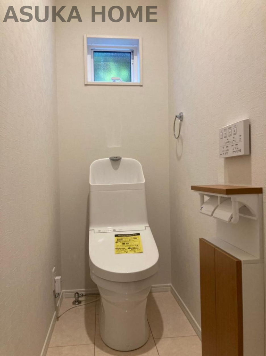 温水洗浄便座のトイレ設備です♪トイレ内にはあると便利なタオル掛けを設置♪