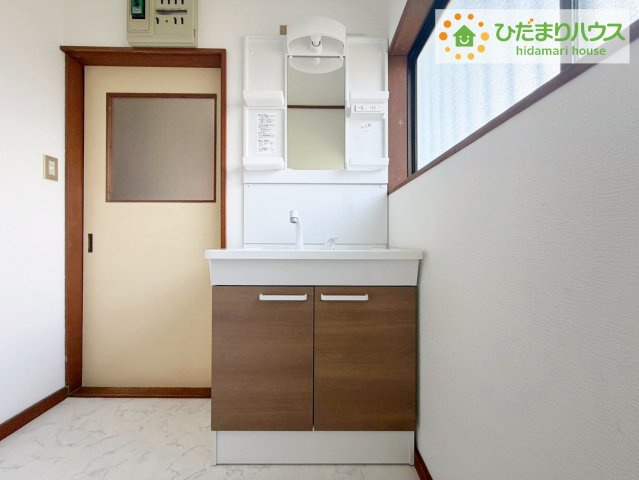 ゆったりとした洗面所で、忙しい朝の支度もストレスなくできますね♪